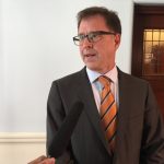 Le ministre Adrian Dix s'adresse aux médias.
